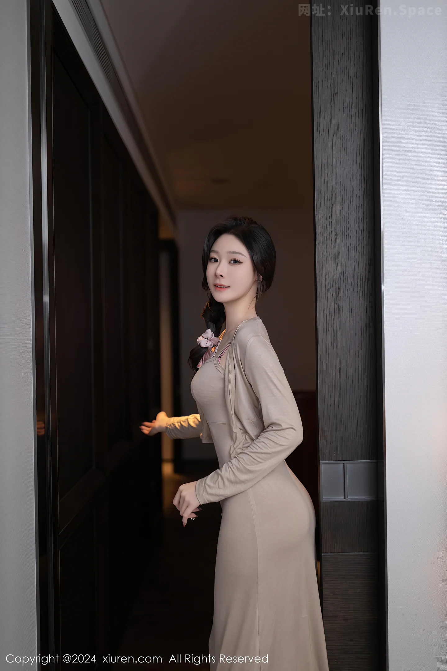 图片[2]-[XiuRen秀人网]VOL.8417 模特小逗逗性感轻透连衣长裙配超薄肉丝秀曼妙身姿惹火诱惑写真84P-秀人网官方网站